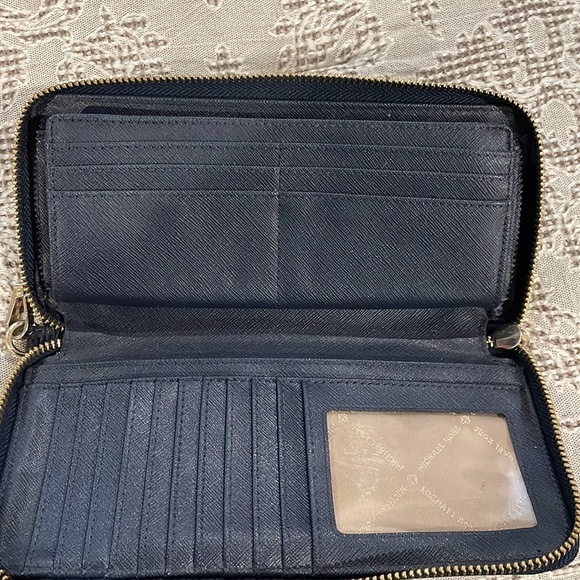 Michael Kors wallet - Picture 2 of 5